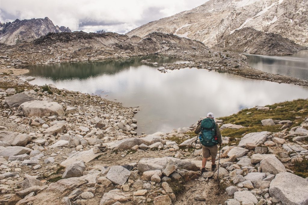 Randonneurs devant un lac en pleine montagne