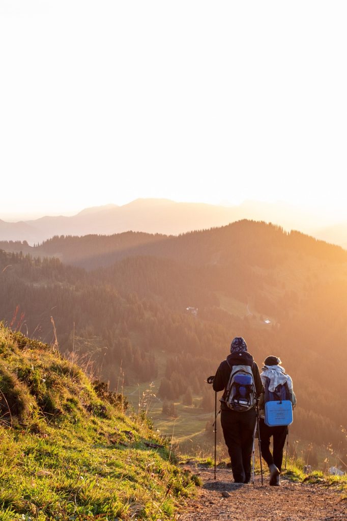 Randonnée matinale en montagne avec vue sur le lever du soleil 