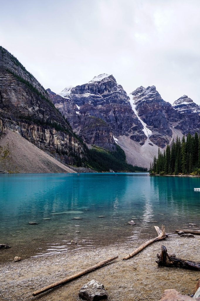 Lac bleu turquoise en face des montagnes